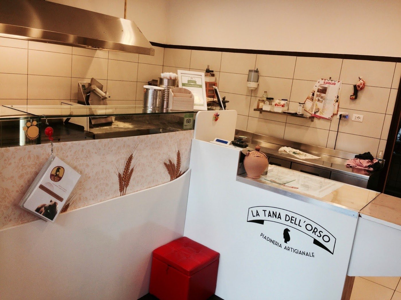 L'interno del locale con il logo dell'orso e le spighe di grano alla parete